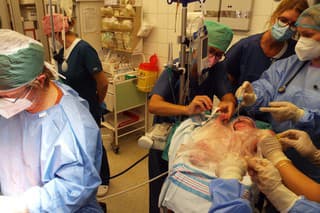 Na obehu matky bol novorodenec napojený približne 5 minút.