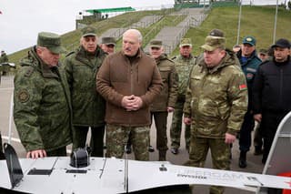 Alexander Lukašenko (uprostred) si prezerá rôzne typy zbraní počas návštevy bieloruského vojenského výcvikového priestoru  Obuz-Lesnovskij.