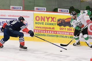 Na snímke zľava Michal Sersen (Slovan) a Patrik Števuliak (Nové Zámky) v zápase 11. kola hokejovej Tipos extraligy HC MIKRON Nové Zámky - Slovan Bratislava.