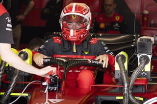 Monacký jazdec Charles Leclerc z tímu Ferrari doplatil na výmenu motora.