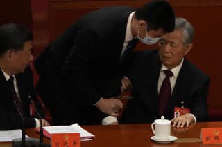 Čínskeho exprezidenta Chu Ťin-tchaoa neočakávane vyviedli zo zjazdu komunistov.