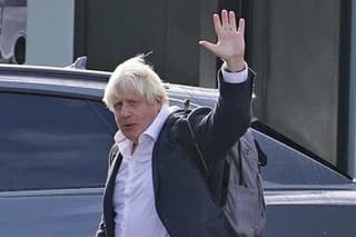 Bývalý britský premiér Boris Johnson priletel na letisko Gatwick v Londýne.