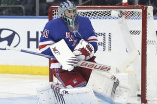 Slovenský brankár Jaroslav Halák z New Yorku Rangers reaguje po góle počas zápasu zámorskej NHL proti Columbusu.