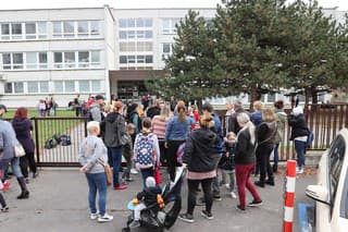 Policajti zo školy evakuovali stovky detí. 