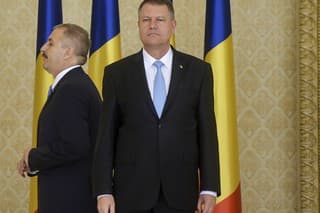 Rumunský minister obrany (vľavo) odstúpil pre spory s prezidentom.