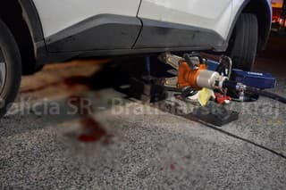 Kolobežkár v Petržalke utrpel po zrážke s autom viaceré zranenia.