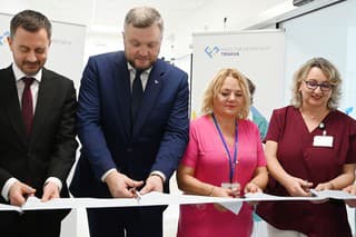 Na snímke zľava premiér SR Eduard Heger, riaditeľ Fakultnej nemocnice Trnava Vladislav Šrojta, primárka Infektologickej kliniky Mária Soľavová a prednostka infektologickej kliniky Adriána Kršáková.