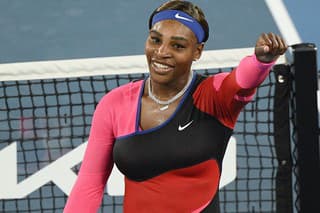 Na snímke americká tenistka Serena Williamsová oslavuje postup do semifinále dvojhry na grandslamovom turnaji Australian Open.