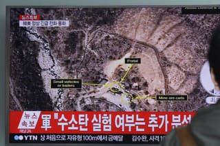 Muž sleduje na televíznej obrazovke spravodajstvo o úspešnej jadrovej skúške KĽDR na železničnej stanici v juhokórejskom Soule.