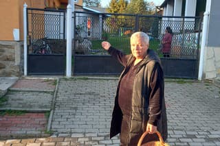 Mama zadržaného Jozefa Helena (59) pred domom v Roštári, odkiaľ NAKA odviedla jej syna.