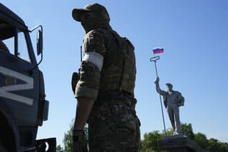 Ruský vojak drží strž v Mariupole. 