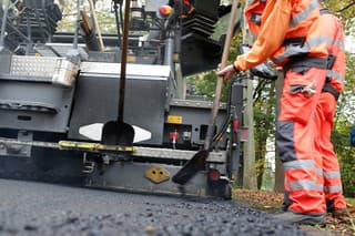 Unikátny granulát z ohorkov zaisťuje, aby hore v asfaltovej zmesi zostali iba čisté kamene a lepšie držali pokope.