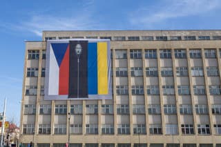 Na budove českého ministerstva vnútra sa objavila kontroverzná vlajka s Putinom.