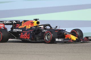 Holandský jazdec F1 Max Verstappen z Red Bullu počas prvého tréningu pred nedeľňajšou Veľkou cenou Bahrajnu na okruhu v Sachire v piatok 26. marca 2021. V nedeľu odštartuje 72. ročník seriálu MS formuly 1 v Bahrajne.