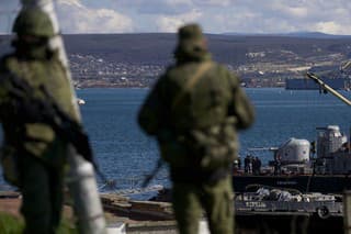 Ruskí vojaci strážia mólo, kde kotvia dve ukrajinské lode v ukrajinskom Sevastopole.