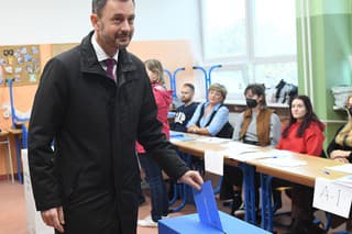 Na snímke predseda vlády SR Eduard Heger vhadzuje obálku s hlasovacími lístkami do volebnej schránky pre komunálne voľby.