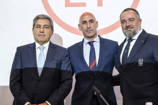 Zľava prezident Portugalskej futbalovej federácie Fernando Gomes, prezident Španielskej kráľovskej futbalovej federácie (RFEF) Luis Rubiales a prezident Ukrajinskej futbalovej federácie Andrij Pavelko