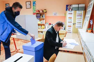 Nezávislý kandidát na starostu Petržalky odvolil nezvyčajným spôsobom.