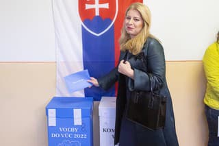 Na snímke prezidentka SR Zuzana Čaputová vhadzuje obálku s hlasovacími lístkami do volebnej schránky.