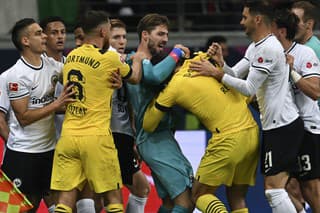Brankár Frankfurtu Kevin Trapp a tretí sprava Giovanni Reyna z Dortmundu sa bijú po zápase