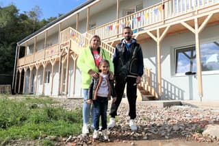 Na takmer dokončené komunitné centrum na Luníku sa prišla pozrieť Ružena (52), manžel Ladislav i vnučka v opatere Miška (7).