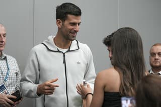 Novak Djokovič rozdáva podpisy na turnaji v Tel Avive.