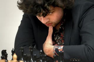 Hans Niemann bojuje o svoju šachovú česť na súde.