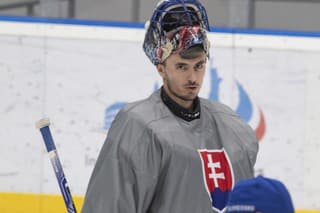 Na snímke brankár slovenskej hokejovej reprezentácie Matej Tomek počas tréningu pred Švajčiarskym pohárom.