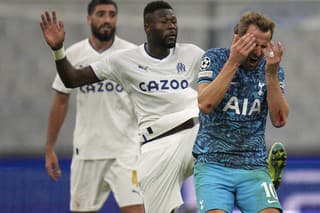 Futbalista Tottenhamu Harry Kane (vpravo) reaguje po údere do tváre v zápase 6. kola D-skupiny Ligy majstrov Olympique Marseille - Tottenham Hotspur v Marseille.