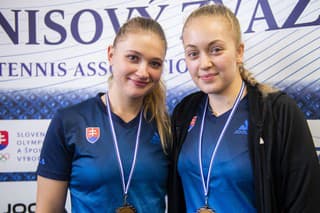 Na snímke reprezentantky SR v stolnom tenise, zľava Tatiana Kukuľková a Ema Labošová.