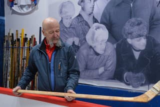 Marián Mako Székely (72) považuje Mikitovu hokejku za jeden z najhodnotnejších kúskov zbierky