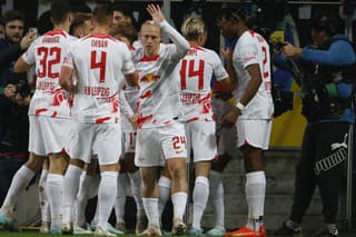 Hráči RB Lipsko oslavujú gól proti Šachtaru Doneck