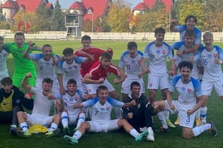 Slovenskí futbalisti do 17 rokov oslavujú triumf nad Nemeckom. 