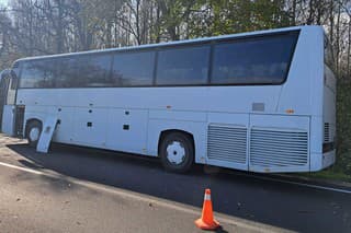 Pri Dolnom Bare v okrese Dunajská Streda havaroval autobus.
