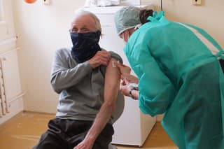 Vakcína proti chrípke môže najmä starším ľuďom zachrániť život.