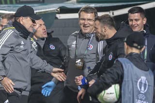 Na snímke vľavo tréner Slovana Vladimír Weiss st. ide objať strelca dvoch gólov Aleksandra Čavriča.