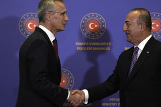 Generálny tajomník NATO Jens Stoltenberg (vľavo) a turecký minister zahraničných vecí Mevlüt Čavušoglu