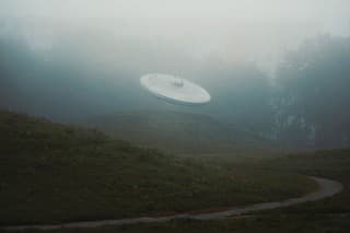 Slovenským internetom koluje záhadná fotka UFO objektu, ktorý sa vznáša tesne nad zemou v Bratislave. 