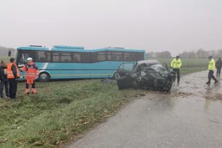 Pri zrážke auta s autobusom neďaleko Komárna prišiel o život vodič auta.