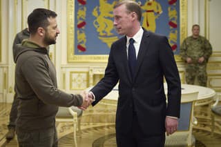 Ukrajinský prezident Volodymyr Zelenskyj (vľavo) a poradca amerického prezidenta Bidena pre národnú bezpečnosť Jake Sullivan.