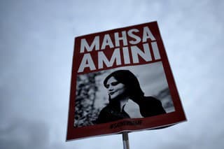 Transparent s podobizňou 22-ročnej Iránky Mahsy Amíníovej.