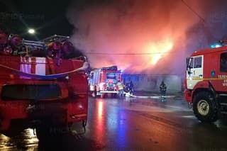 Hasiči hasia požiar, ktorý vypukol v kaviarni v ruskom meste Kostroma v sobotu 5. novembra 2022. Pri požiari zahynulo 13 ľudí. Kostroma sa nachádza približne 300 kilometrov severovýchodne od Moskvy.