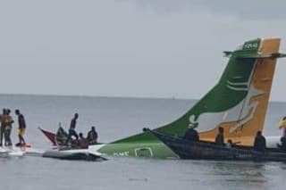 Dopravné lietadlo skončilo po havárii v jazere.