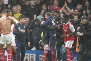 Futbalisti Arsenalu sa tešia po výhre v zápase 15. kola anglickej Premier League FC Chelsea - FC Arsenal v Londýne