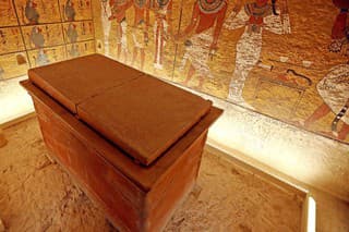Tutanchamón: Zomrel nečakane vo veku 18 alebo 19 rokov. V jeho hrobke sa zachovalo všetko vybavenie vrátane zlatej pohrebnej masky.