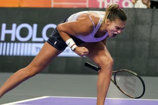 Bieloruská tenistka Arina Sobolenková reaguje po víťazstve v druhom sete proti Poľke Ige Swiatekovej v semifinále dvojhry na MS.