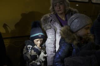 Vnútorne vysídlení ľudia z Mariupolu a blízkych miest prichádzajú do Záporožia na Ukrajine v piatok 1. apríla 2022.