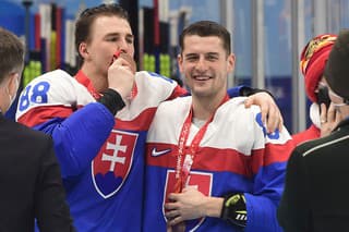 Na snímke slovenskí hráči vľavo Kristián Pospíšil a vpravo Adrián Holešinský.