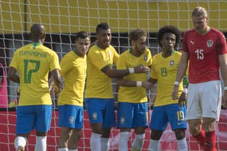 Na snímke gólová radosť Brazílčanov zľava Fernandinho, Philippe Coutinho, Paulinho, strelec gólu Neymar Jr a Willian.