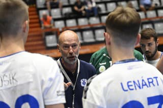 Na snímke uprostred tréner HKM Šaľa Štefan Kelemen hovorí k hráčom v zápase 2. kola hádzanárskej Niké Handball Extraligy MŠK Považská Bystrica - HKM Šaľa.